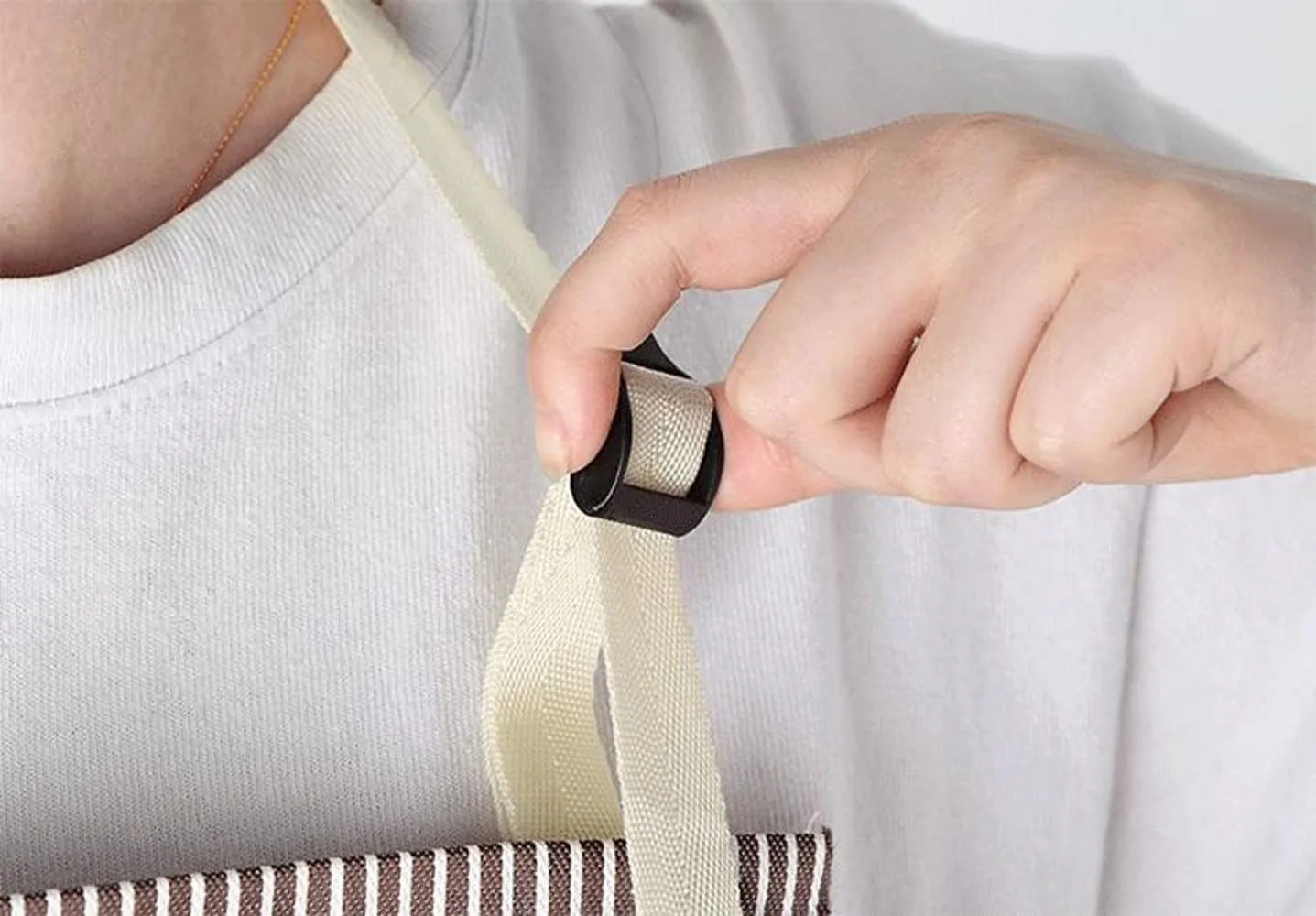 198 Cooking Apron Chef Apron Waterproof and Oil-Proof Cooking Kitchen Apron with Pocket and 2 Side Coral Velvet Towels for Hands Wiping - Image 4